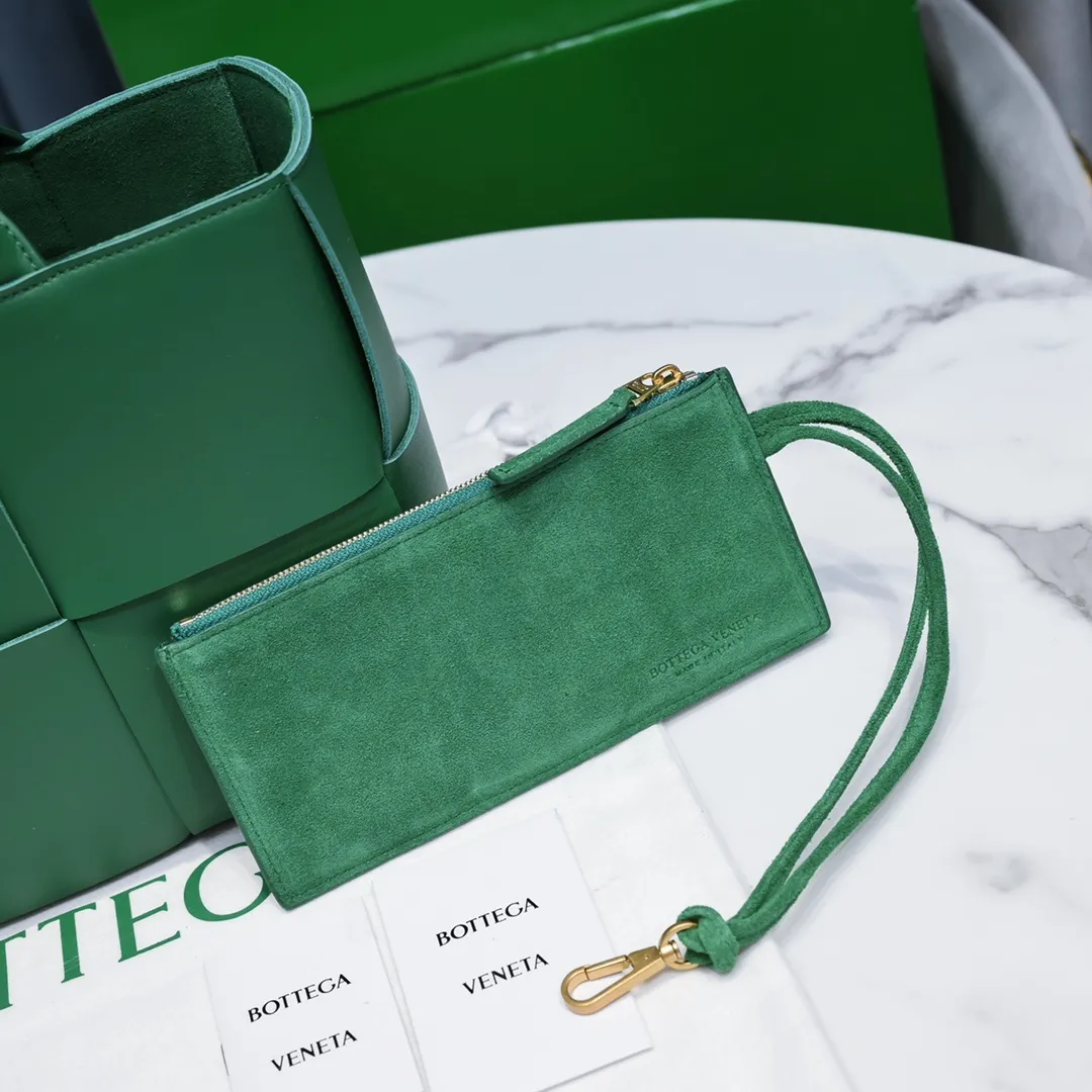 Batch 1760 small arco, BottegaVeneta# official website latest sheepskin with inner sheepskin SLIP tote handbag, and the logo has been changed to the side panel😍The oversized woven design really makes it a huge gap from ordinary tote bags🔗🔗Different color combinations inside and outside ⛓Daniel Lee leads the brand's DNA to continue to evolve with fresh inspiration🧬🧬showing a balanced style of luxury and reality👉: 30*20*14 Model: 9893#